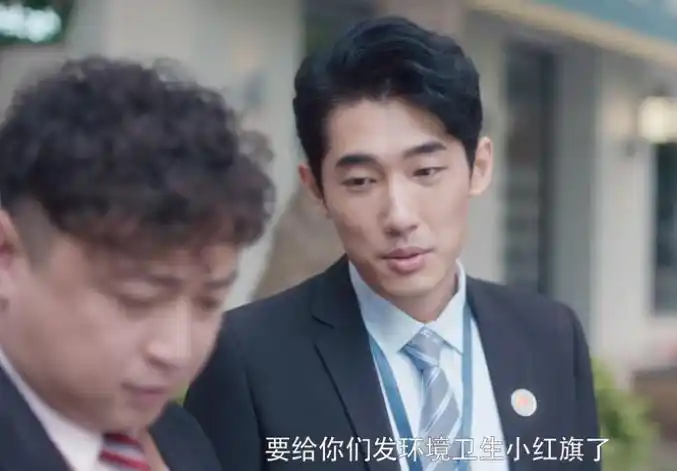 安家阿拉丁房产中介郎店长扮演者陈牧扬西装帅气剧照