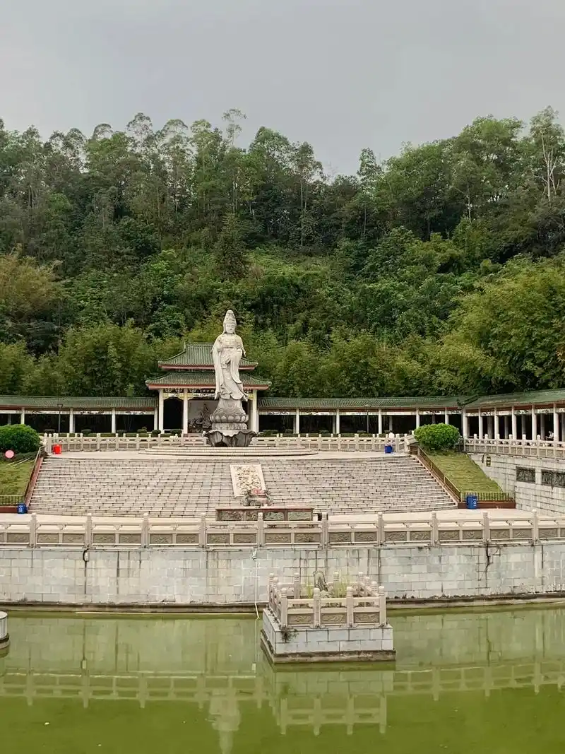 在丰顺县下高速几分钟车程就到,无需门票,车07停在万佛园门口 - 抖