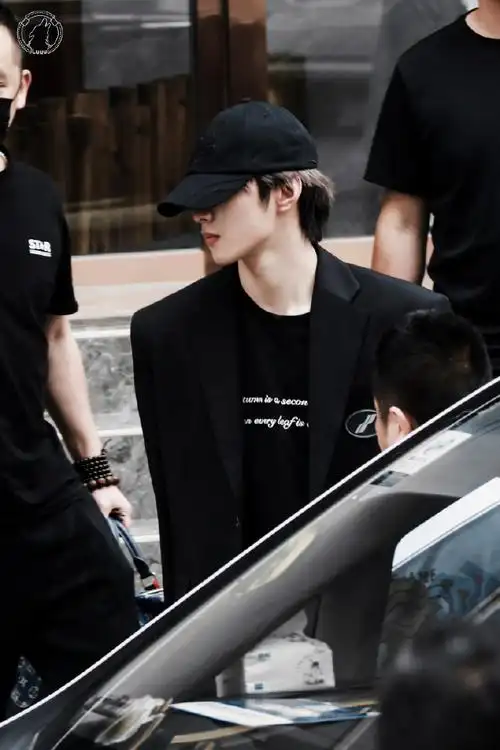 刘耀文全员加速中路透##刘耀文衣服上好多笑脸