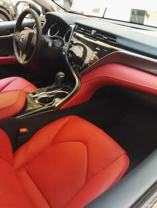红色的座椅,骚气侧漏,内饰精致,感觉有点像老款的lexus rx布局