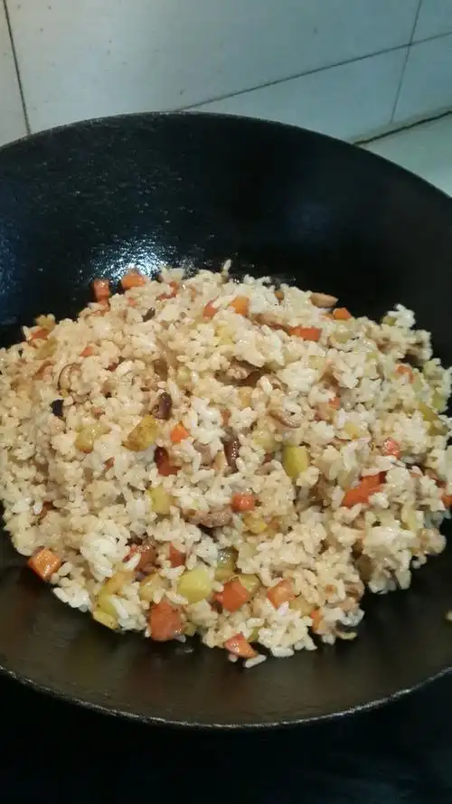 香菇胡萝卜土豆酱香炒饭