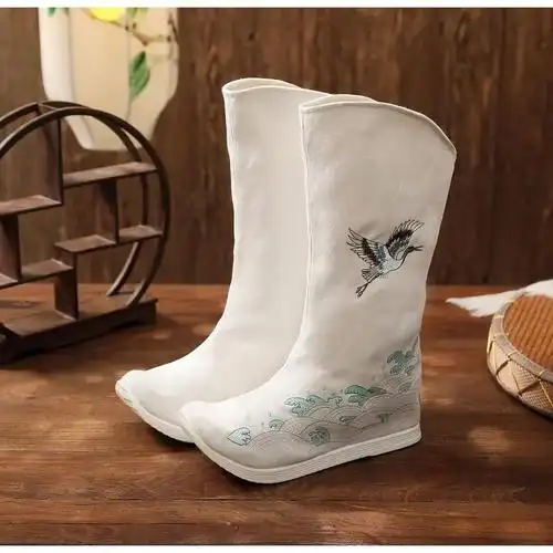 这双履泰汉服靴真的太好穿啦!透气性超棒,走路也不累.复古白色 - 抖音