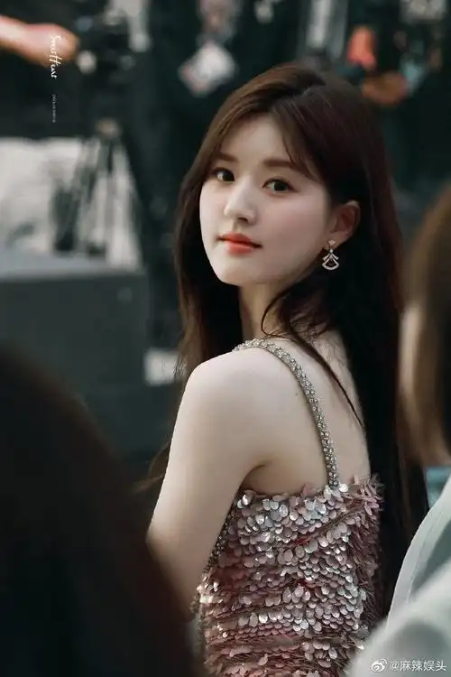 赵露思松弛感#赵露思不仅是《偷偷藏不住》里的邻家小女孩桑稚,还是