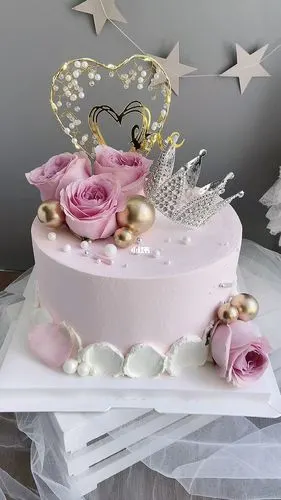 女生鲜花皇冠蛋糕