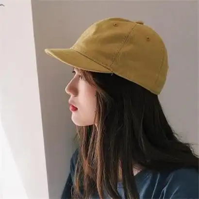 高冷戴帽子女孩头像其实侧面比正脸的要好看的多