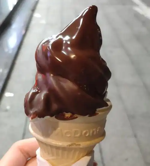 麦当劳巧克力脆皮甜筒