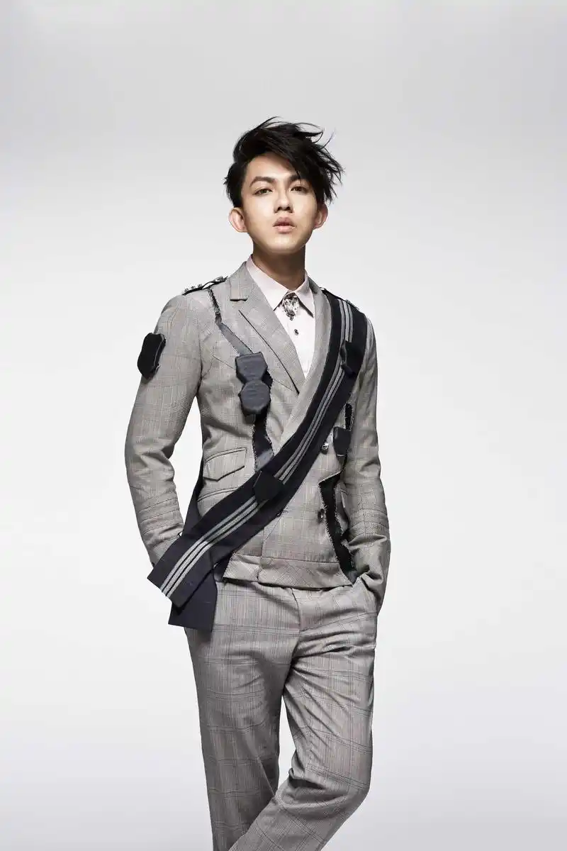 林宥嘉化身思凡队长英伦开唱 帅气造型吸金发妞目光