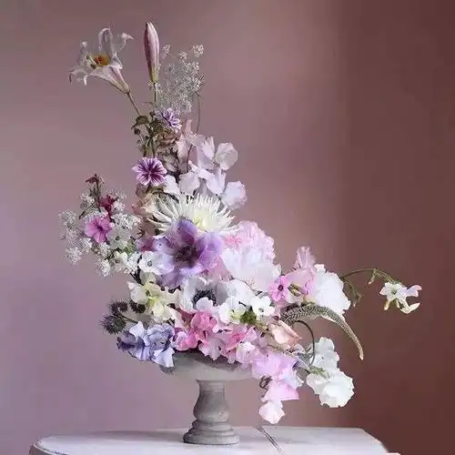 赫加斯在画中常应用s曲线,后渐渐广泛被人们接受并应用于花艺设计当中