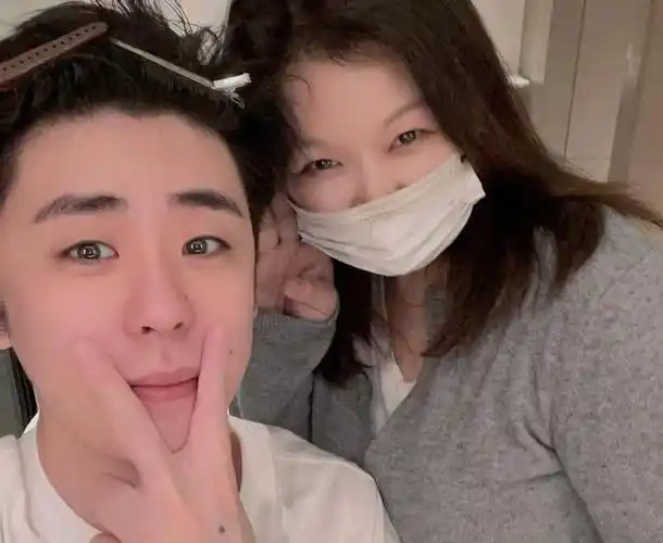 德云社张云雷发自拍同框女子的身份引发粉丝们的猜测