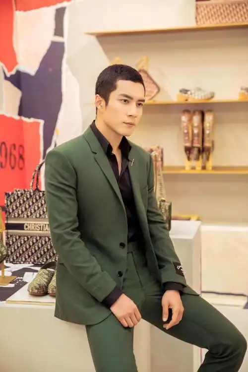 韩东君回归平头造型帅气沉稳荷尔蒙爆棚