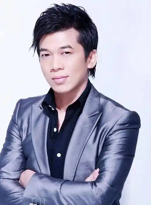 55岁歌手陈星连麦出镜输网红,因人气低迷差点落泪,曾创作经典歌曲