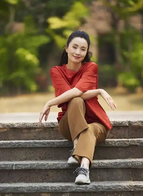 陶虹录节目,红色宽松上衣配驼色阔腿裤,时而像贵妇,时而像农妇_穿着