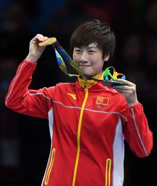 2016年8月10日,丁宁在里约奥运会乒乓球女单决赛领奖台上.