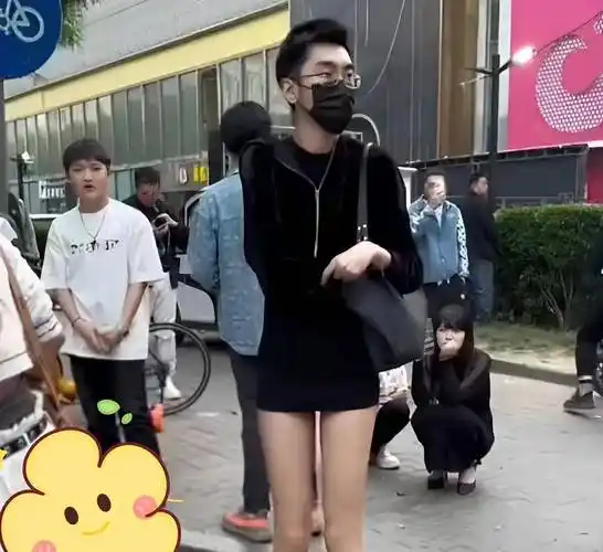 性感短裙男生引领新时尚,腿又细又直,旁边妹子惊呆了:好身材_男人