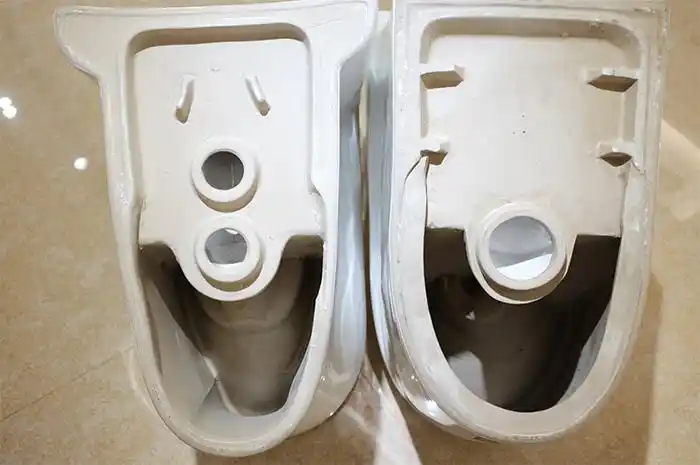 图片左边为普通坐便器,底部留60mm两排污口,可根据安装排污口距离进行