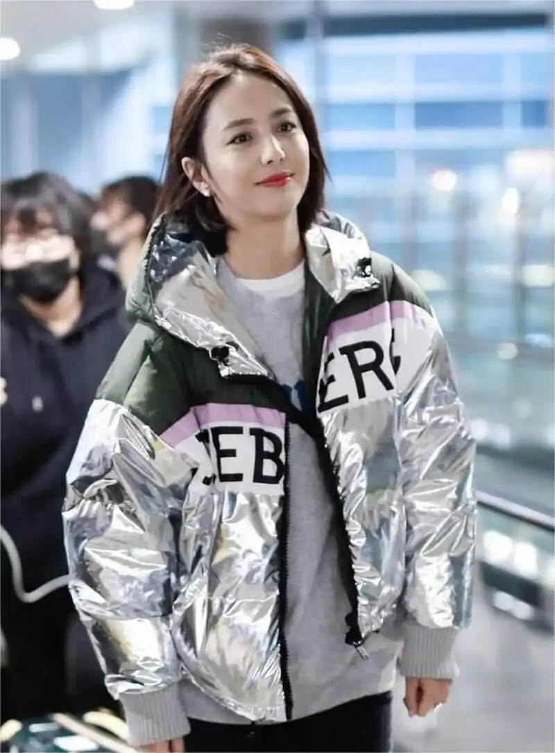 佟丽娅真懂穿搭技巧,上身宽松羽绒服,下身紧身牛仔裤,时髦显瘦