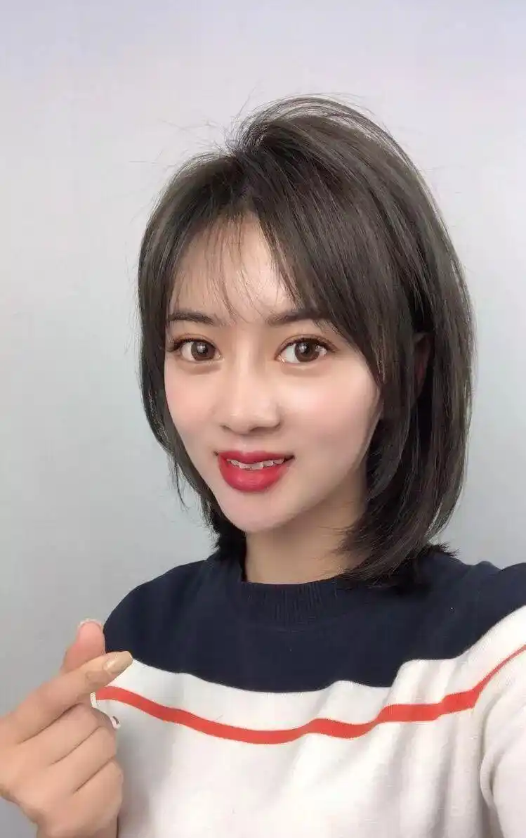 "初恋头"对脸型的包容性很强,方脸,圆脸,国字脸,长脸基本都能够驾驭