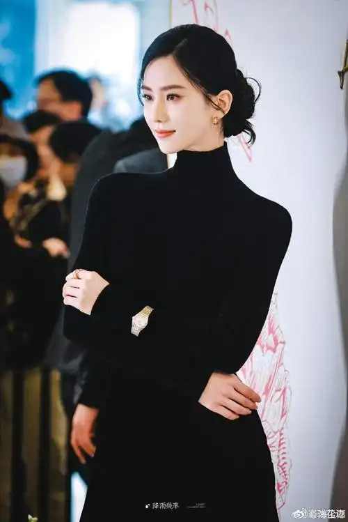 刘诗诗换化妆师终于重回「颜值巅峰」,零修图照流出,完美得不像真人