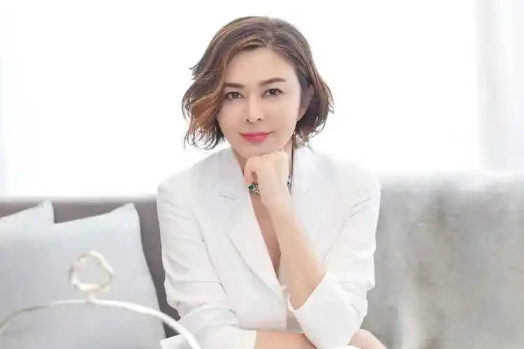 原创关之琳近照曝光身材走样仪态显老不及刘嘉玲美人迟暮令人感慨