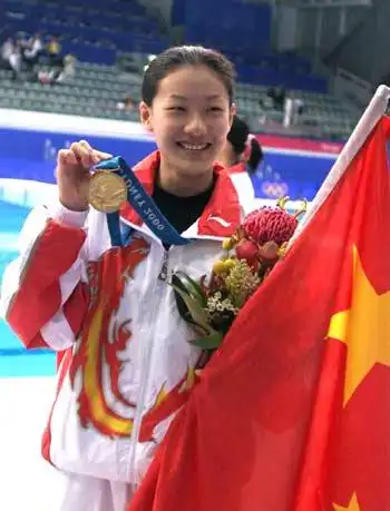 伏明霞(跳水)人们都说伏明霞是为跳水而生,她6岁练习体操8岁改习跳水