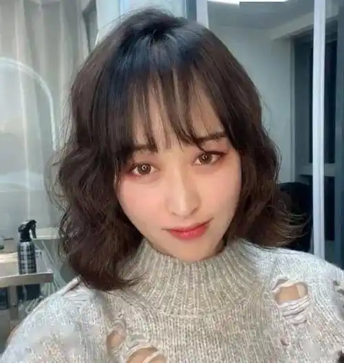 洋气俏皮的中短卷发,款款好看又时尚,而且这样的烫发发型,还特别适合