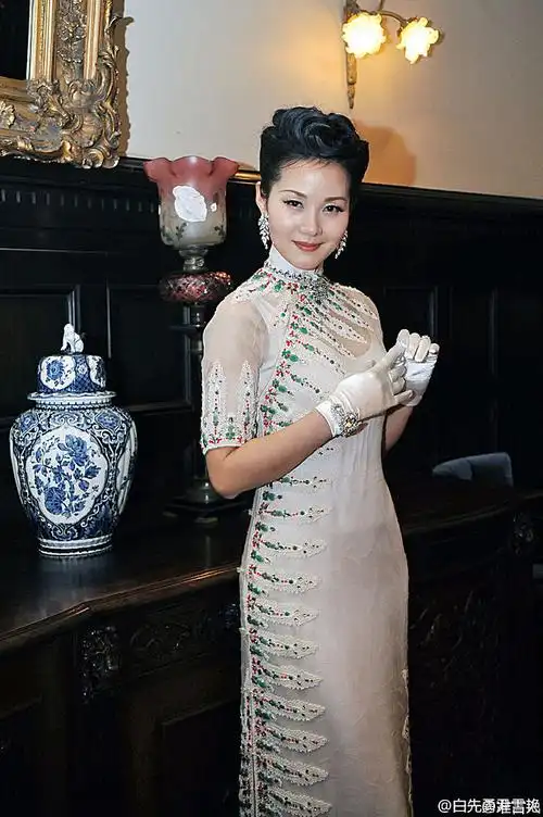 张叔平为40年代背景的话剧永远的尹雪艳做的旗袍造型还是有浓浓的30