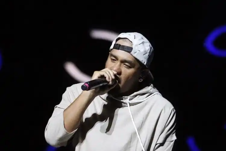 44岁张震岳节目现场公布婚讯明年结婚妻子预产期是今年九月