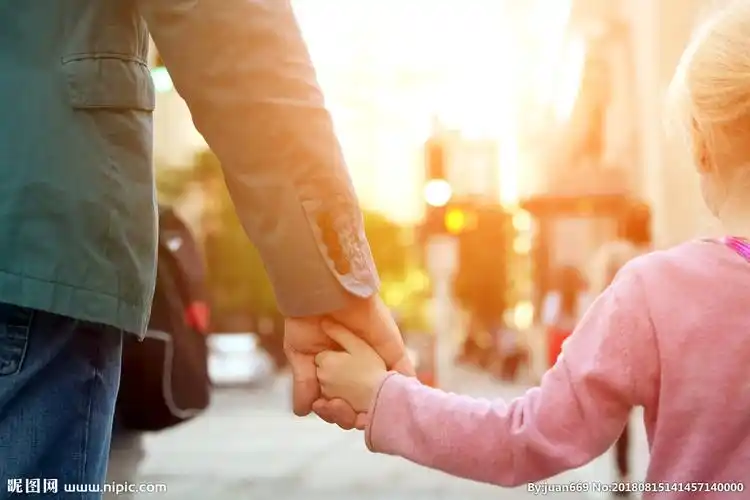大手拉小手父女温馨背影图片