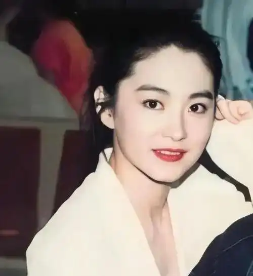 也是当年的心目中女神,不仅拥有漂亮的外表,还是当年的香港小姐冠军