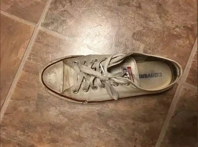 超脏帆布鞋洗成新鞋,10万网友赞她「公开秘诀」