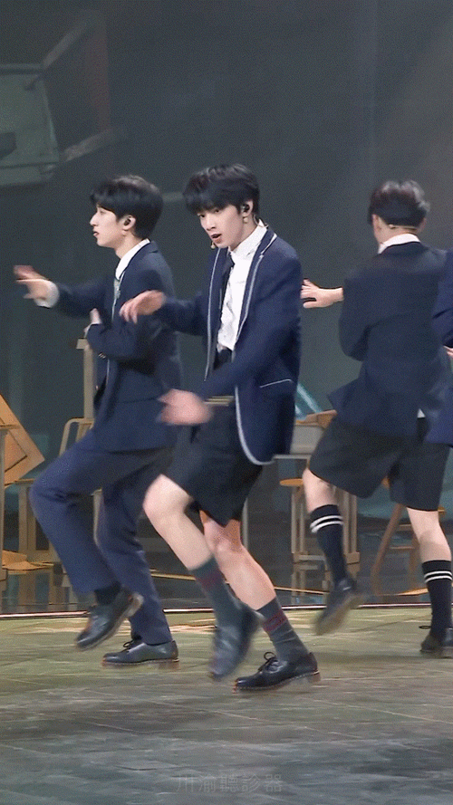 咱就是说刘耀文的腿真的太长了吧比例好绝