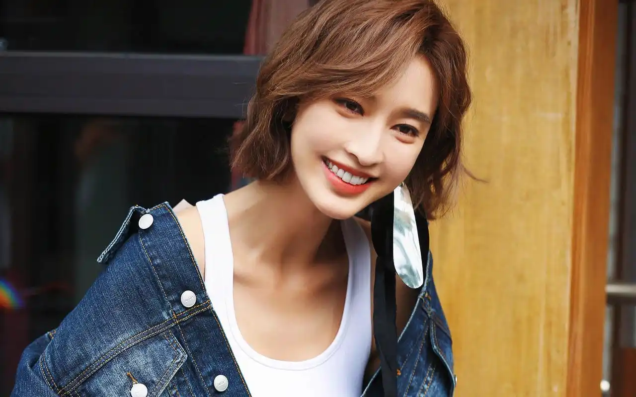 美女明星张俪时尚性感街拍桌面壁纸