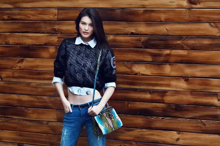 维密天使何穗私服大公开大牌衣服铺满地网友长靴到我脖子了