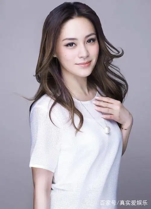 中国香港人气女歌手,演员钟欣潼