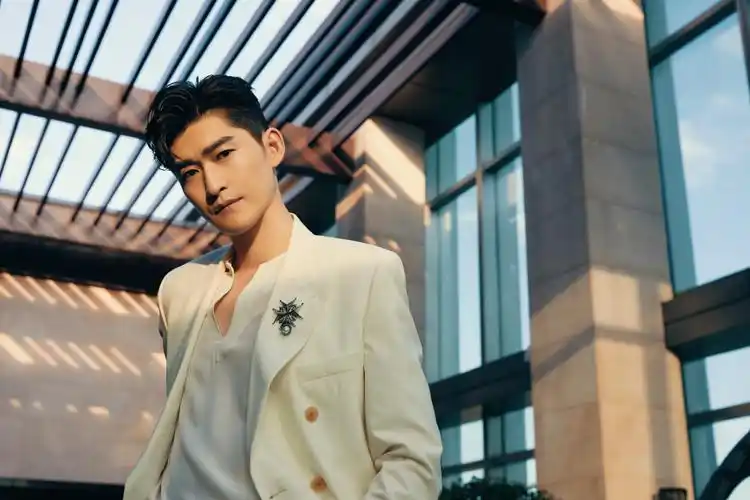 张翰白色西装帅气写真图片