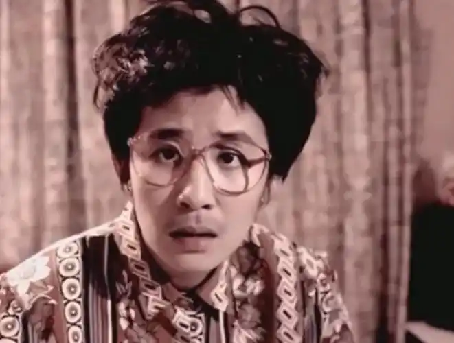 92版《家有喜事》里吴君如扮演的黄脸婆大嫂就是个经典例子,为了做