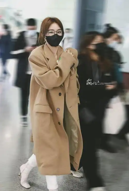 44岁的秦岚成穿搭典范,秋天"大衣 高筒靴",优雅又显瘦