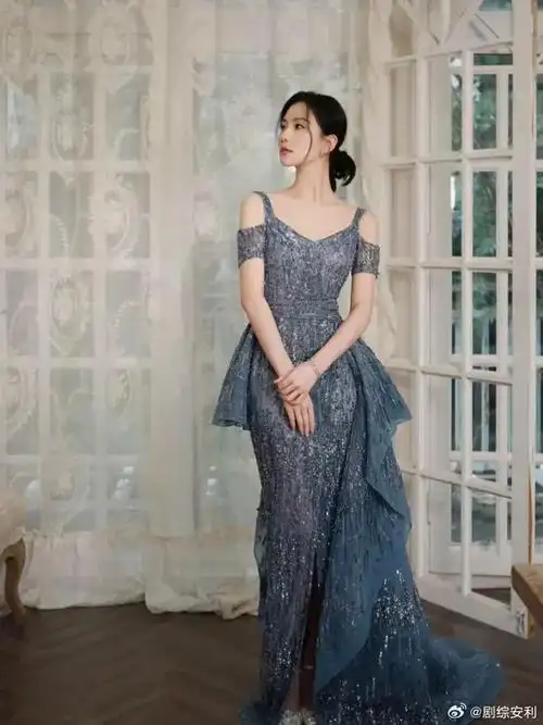 刘诗诗身穿一袭蓝色亮片礼服,端庄优雅的气质美人