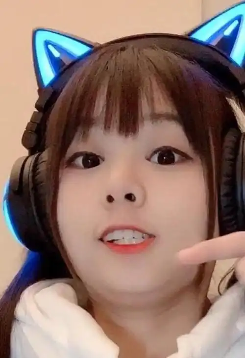 火线妹人气赶超小团团逛街全身照被曝光网友惹不起取关了