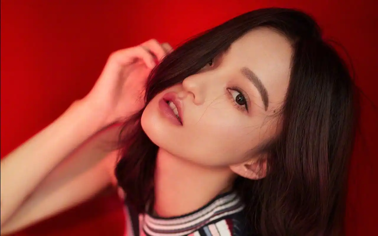 张韶涵光影性感写真高清桌面壁纸