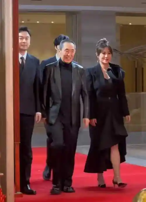 晚会上陈红妆太浓,蒋勤勤站位靠后,张小斐略显尴尬_活动_电影_张艺谋