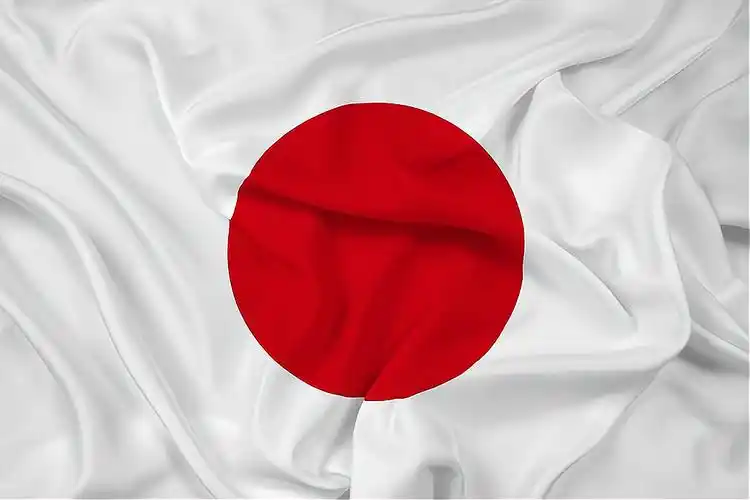 这个异常简洁的图案,日本人习惯把它称之为日之丸旗,而我们中国人则