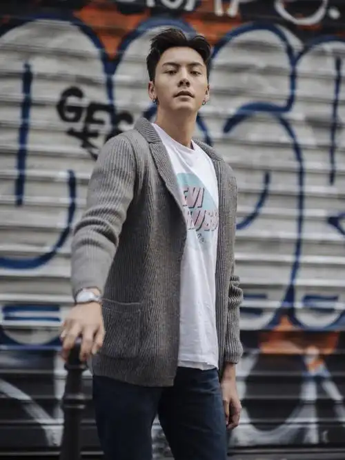 陈伟霆在巴黎街头 演绎香奈儿的早春度假时尚 帅气撩人