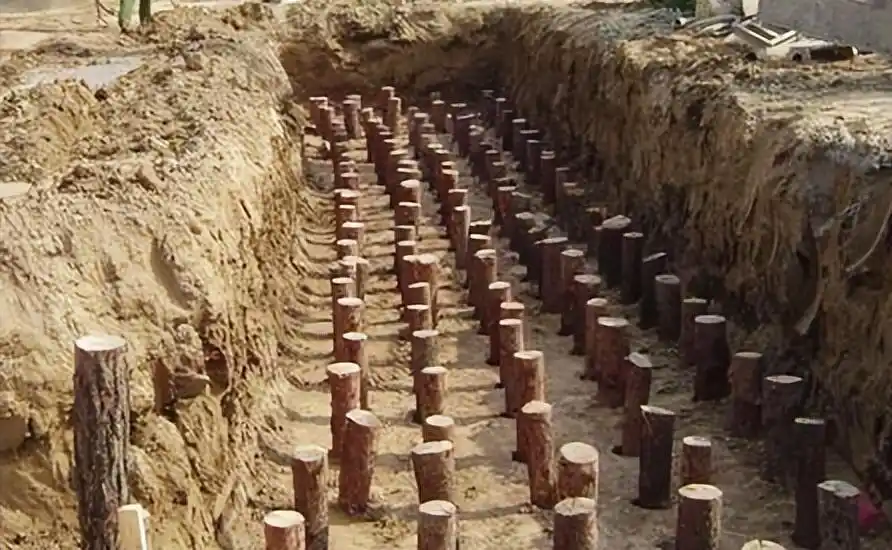 松木桩施工 麦章良/供图用于建筑物的基础打桩时,传统打桩脚手架的