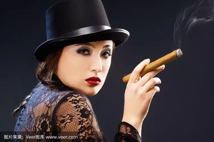 抽雪茄的漂亮女人