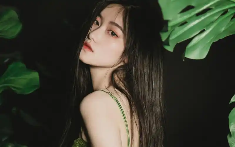 吊带裙美女性感丰满写真桌面壁纸