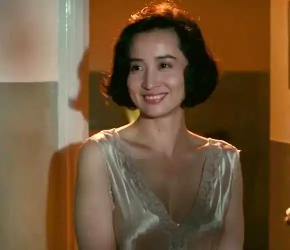 其实在当时,给富商当小三最后成功上位的例子还是很多的,可惜于莉的