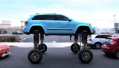 国外达人制造了一款可以伸缩的汽车