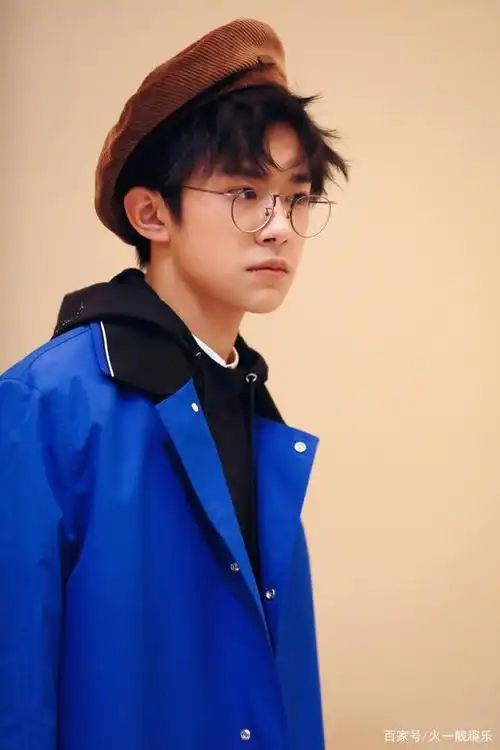 易烊千玺戴眼镜和不戴眼镜,哪个你更喜欢?