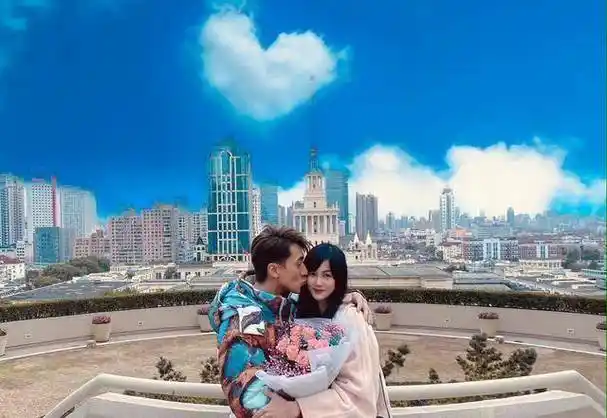 吴尊晒一家四口合照,女儿撞脸妻子林丽莹,儿子和爸爸一模一样_照片